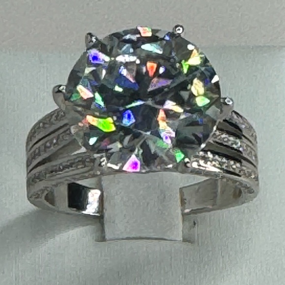 Certified 10 Carat Moissanite Diamond Ring (see video for best presentation) - Picture 4 of 10